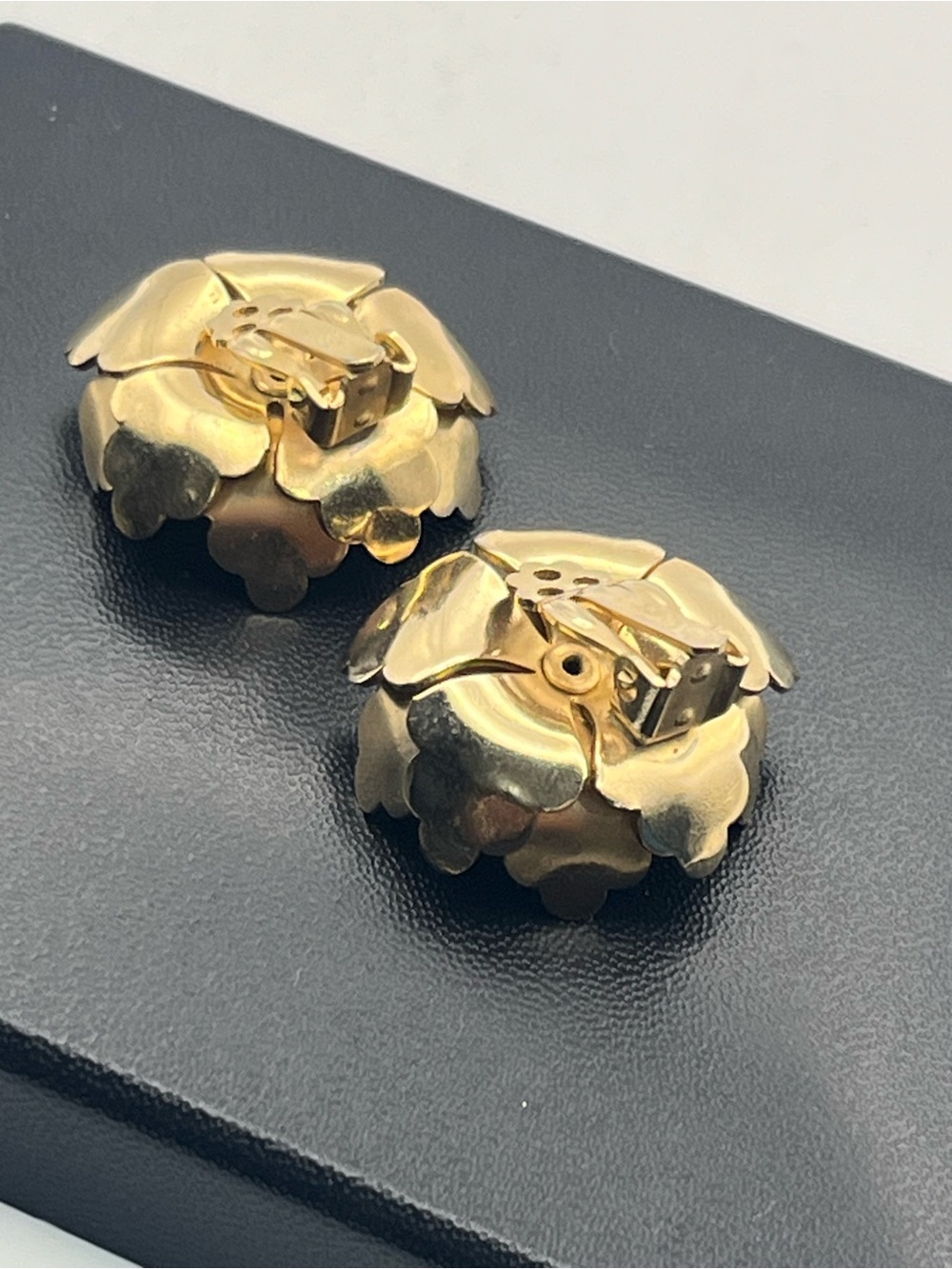 3D gold tone flower clip on earrings vintage - Picture 13 of 16